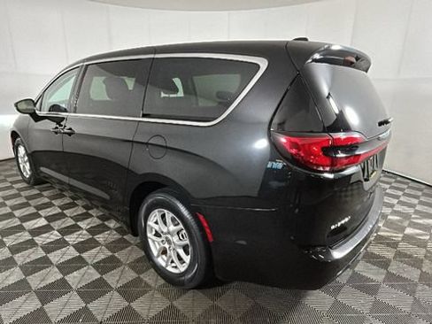 Used 2024 Chrysler Pacifica Touring-L FWD image 4