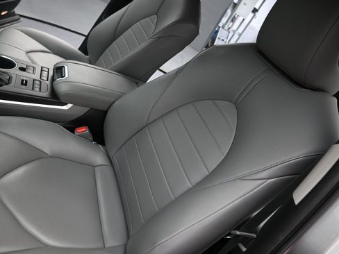 Used 2021 Toyota Highlander XLE image 9