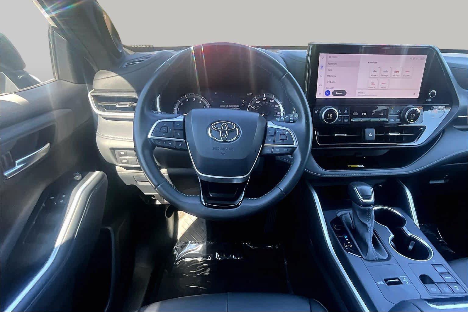 Used 2024 Toyota Highlander XSE FWD image 6