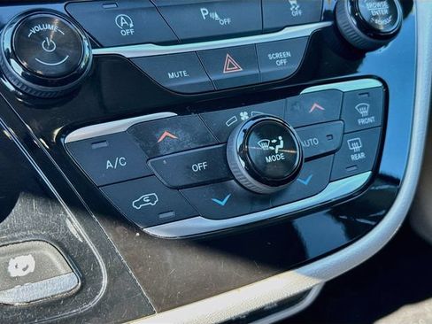 Used 2018 Chrysler Pacifica Touring Plus w/ Tire & Wheel Group FWD image 19