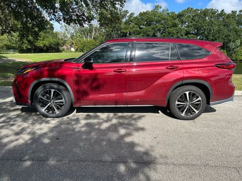 Used 2022 Toyota Highlander XSE FWD image 3