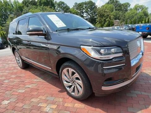 Used 2022 Lincoln Navigator Reserve AWD/4WD image 3