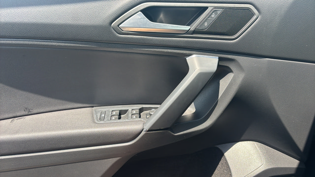 Used 2019 Volkswagen Tiguan SE w/ Panoramic Sunroof Package AWD/4WD image 17
