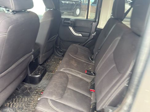 Used 2014 Jeep Wrangler Unlimited Sahara image 9