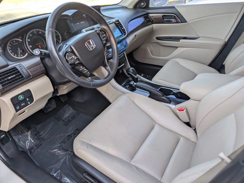 Used 2017 Honda Accord Touring image 3
