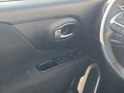 Used 2019 Jeep Renegade Latitude w/ Cold Weather Group image 12