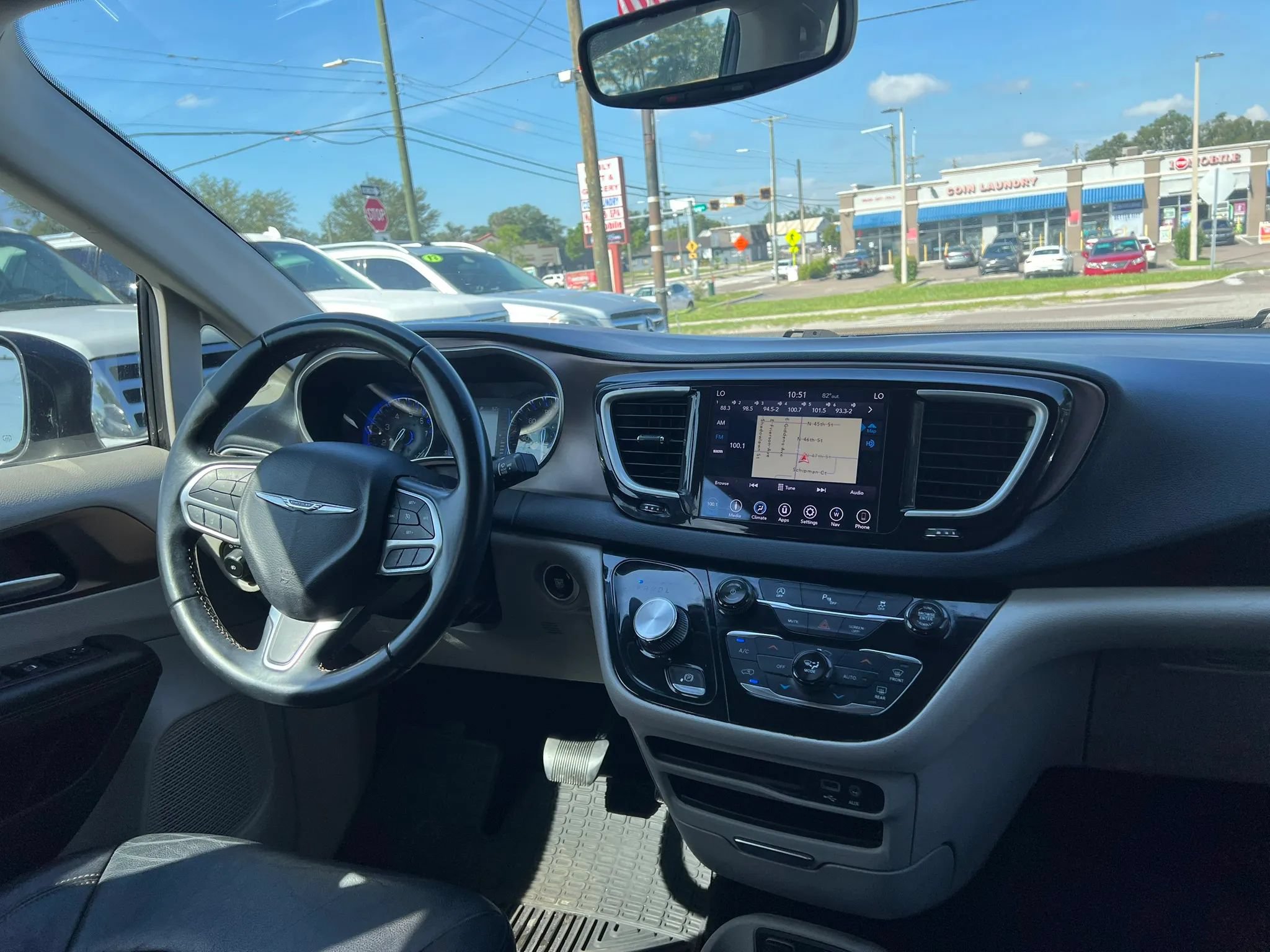 Used 2018 Chrysler Pacifica Touring-L FWD image 14