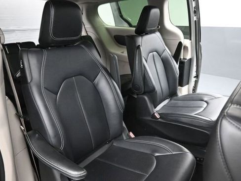 Used 2024 Chrysler Pacifica Limited FWD image 22