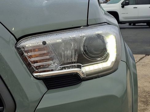 Used 2023 Toyota Tacoma TRD Sport w/ Technology Package image 9