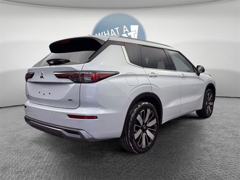 New 2026 Mitsubishi Outlander SEL image 3