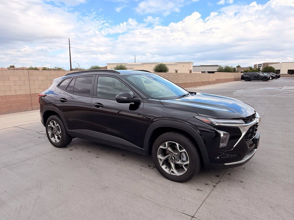Used 2025 Chevrolet Trax LT w/ LT Convenience Package FWD image 4
