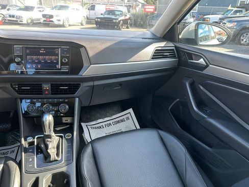 Used 2019 Volkswagen Jetta SE w/ Cold Weather Package FWD image 18