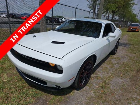 Used 2019 Dodge Challenger SXT image 3