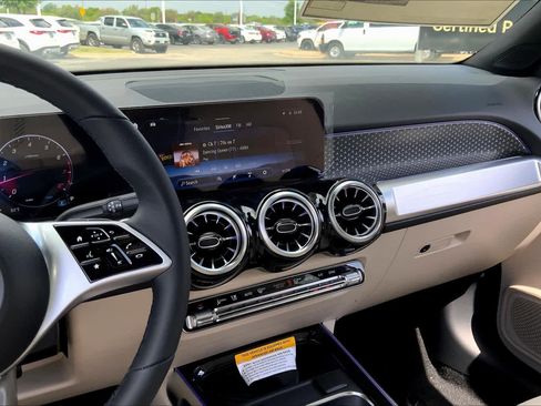 Used 2025 Mercedes-Benz GLB 250 image 8