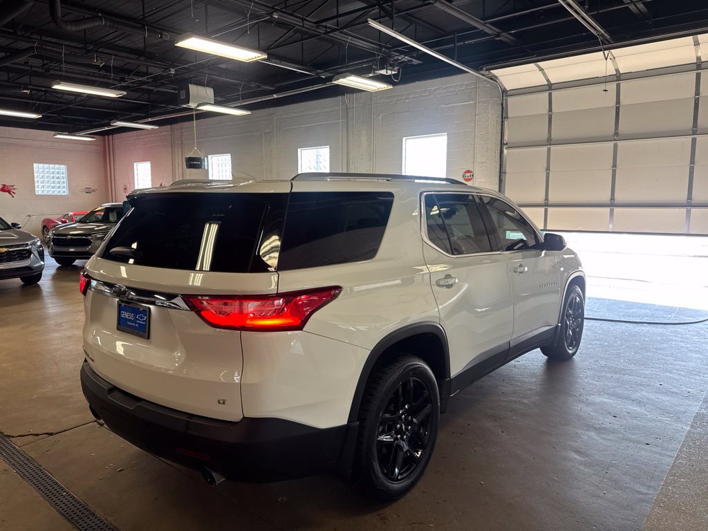 Used 2018 Chevrolet Traverse LT w/ LPO, Black Accent Package AWD/4WD image 3