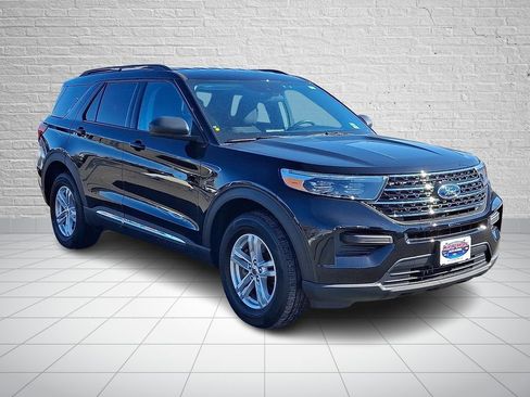 Used 2023 Ford Explorer XLT image 4