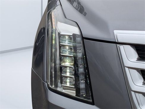 Used 2018 Cadillac Escalade Luxury image 9