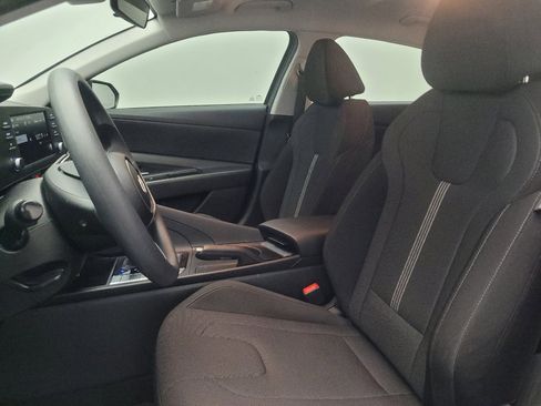 Used 2025 Hyundai Elantra SE FWD image 17