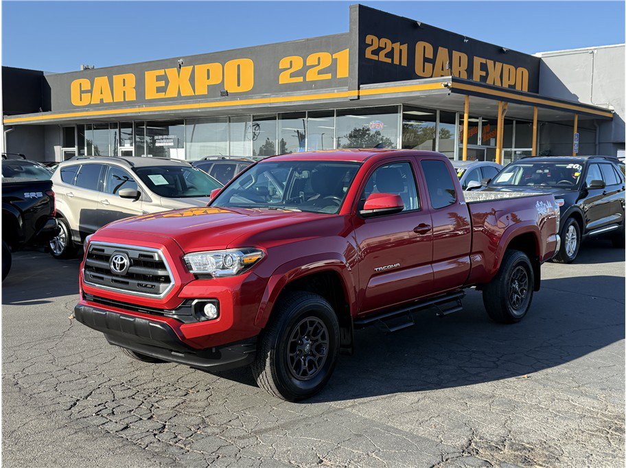 Used 2017 Toyota Tacoma SR5 w/ Tow Package RWD image 1
