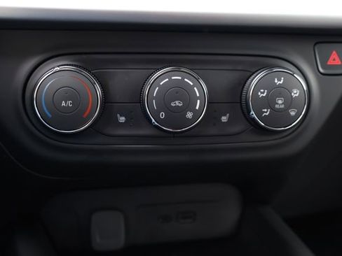 Used 2025 Chevrolet Trax RS w/ Sunroof Package image 19