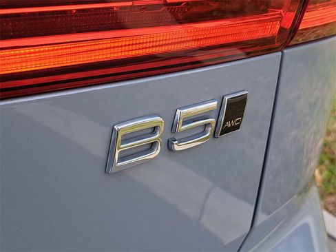Used 2025 Volvo XC60 B5 Plus image 26