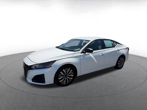 Used 2025 Nissan Altima 2.5 SV FWD image 8