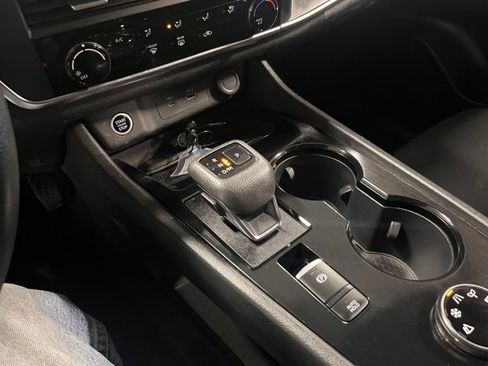 Used 2023 Nissan Rogue S image 28