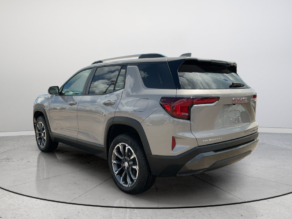 Used 2025 GMC Terrain Elevation w/ Elevation Premium Package FWD image 4
