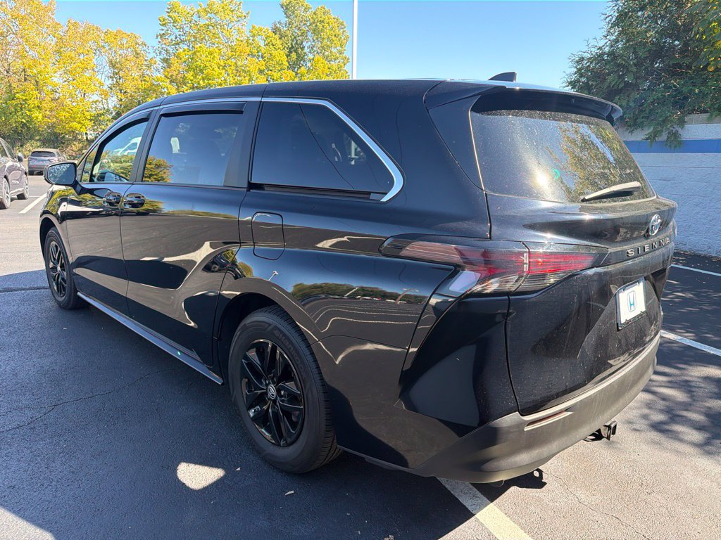 Used 2023 Toyota Sienna LE FWD image 3