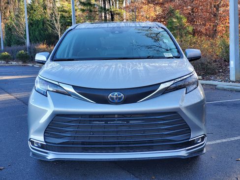 Used 2024 Toyota Sienna XLE image 2