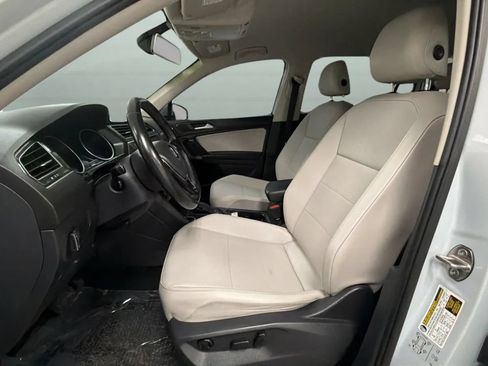 Used 2018 Volkswagen Tiguan SE w/ 3rd Row Seat Package AWD/4WD image 2
