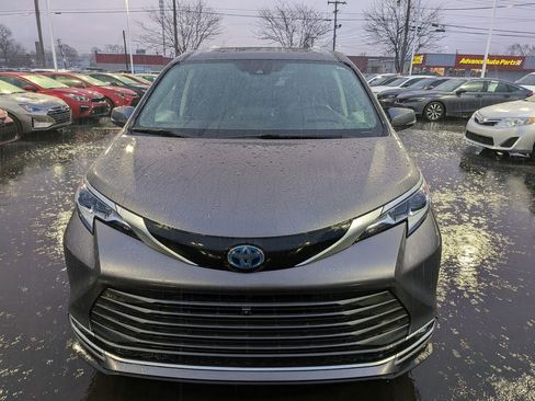 Certified 2023 Toyota Sienna Platinum image 2
