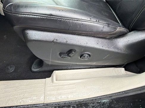 Used 2023 Chrysler Pacifica Touring-L image 18