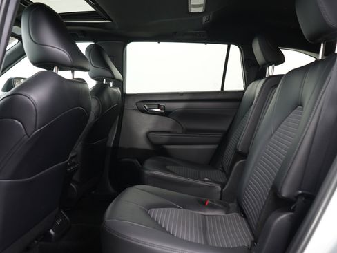 Used 2025 Toyota Highlander XSE AWD/4WD image 22