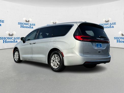 Used 2024 Chrysler Pacifica Touring-L image 5