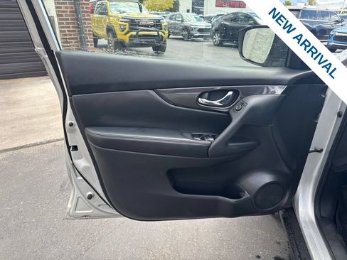 Used 2018 Nissan Rogue SV AWD/4WD image 17