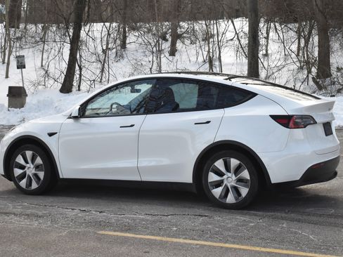 Used 2021 Tesla Model Y 2WD image 5