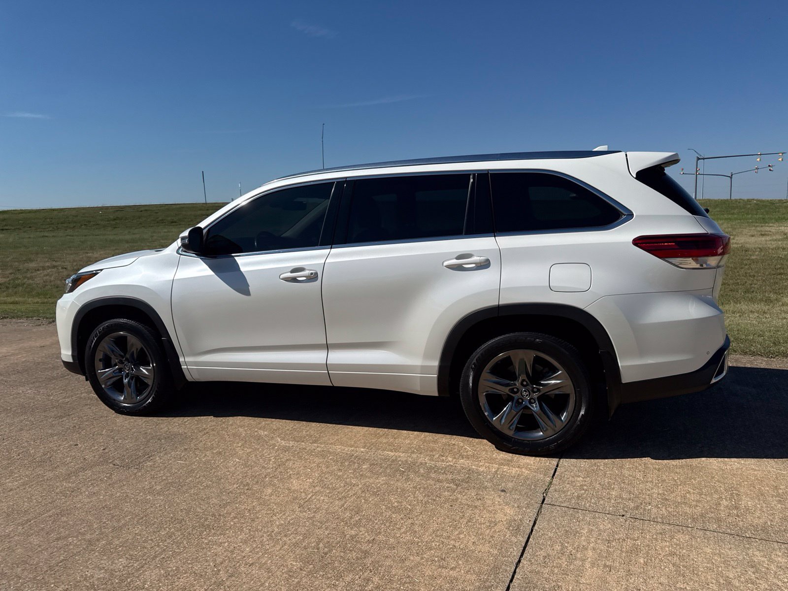 Used 2018 Toyota Highlander Limited Platinum w/ Carpet Mat Package (TMS) AWD/4WD image 7
