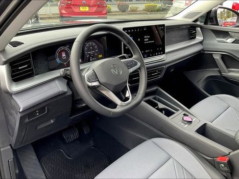 New 2025 Volkswagen Tiguan SE image 7