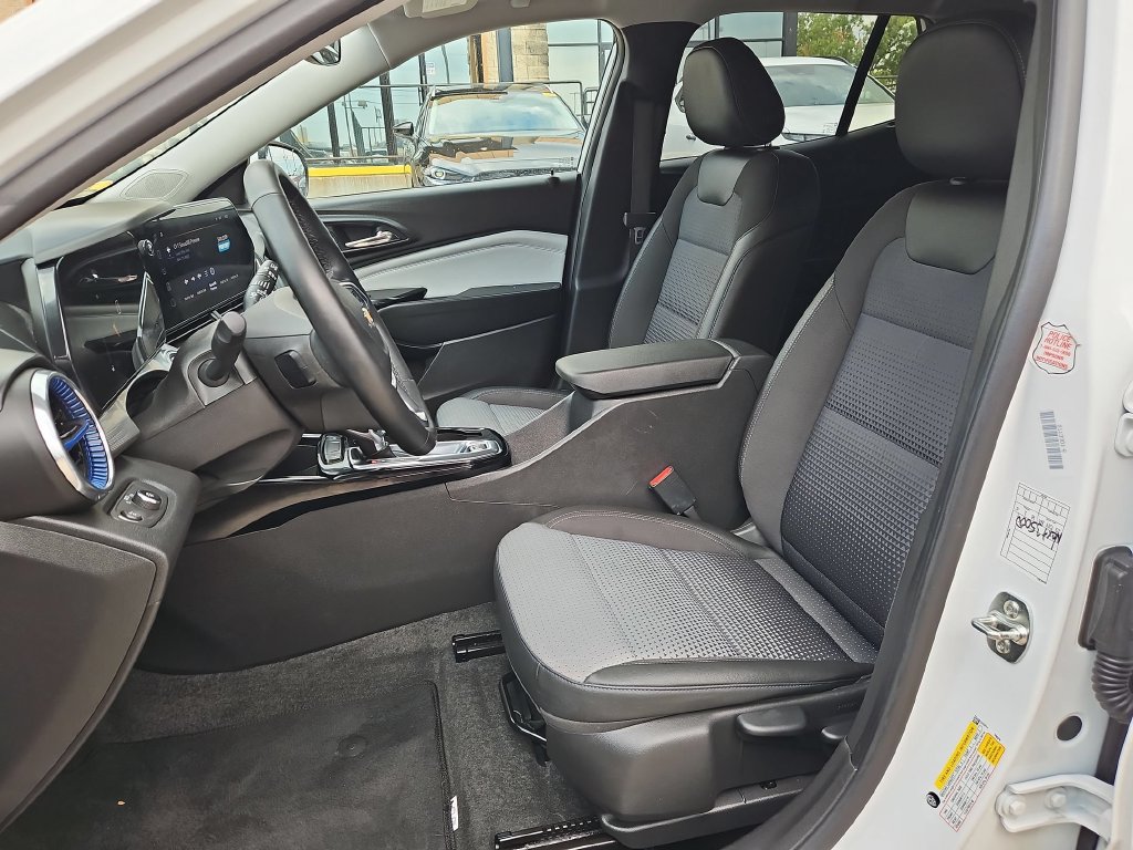 Used 2025 Chevrolet Trax LT w/ LT Convenience Package FWD image 25