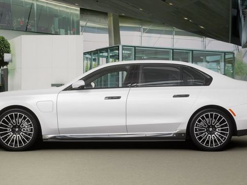 New 2026 BMW 750e xDrive image 4