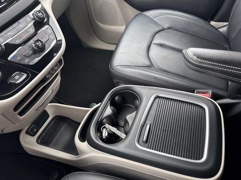 Used 2024 Chrysler Pacifica Touring-L FWD image 23