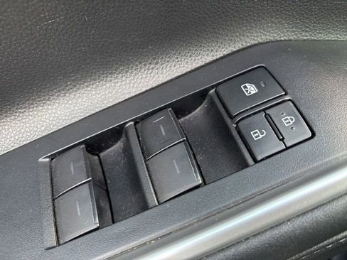 Used 2020 Toyota Highlander XLE AWD/4WD image 13