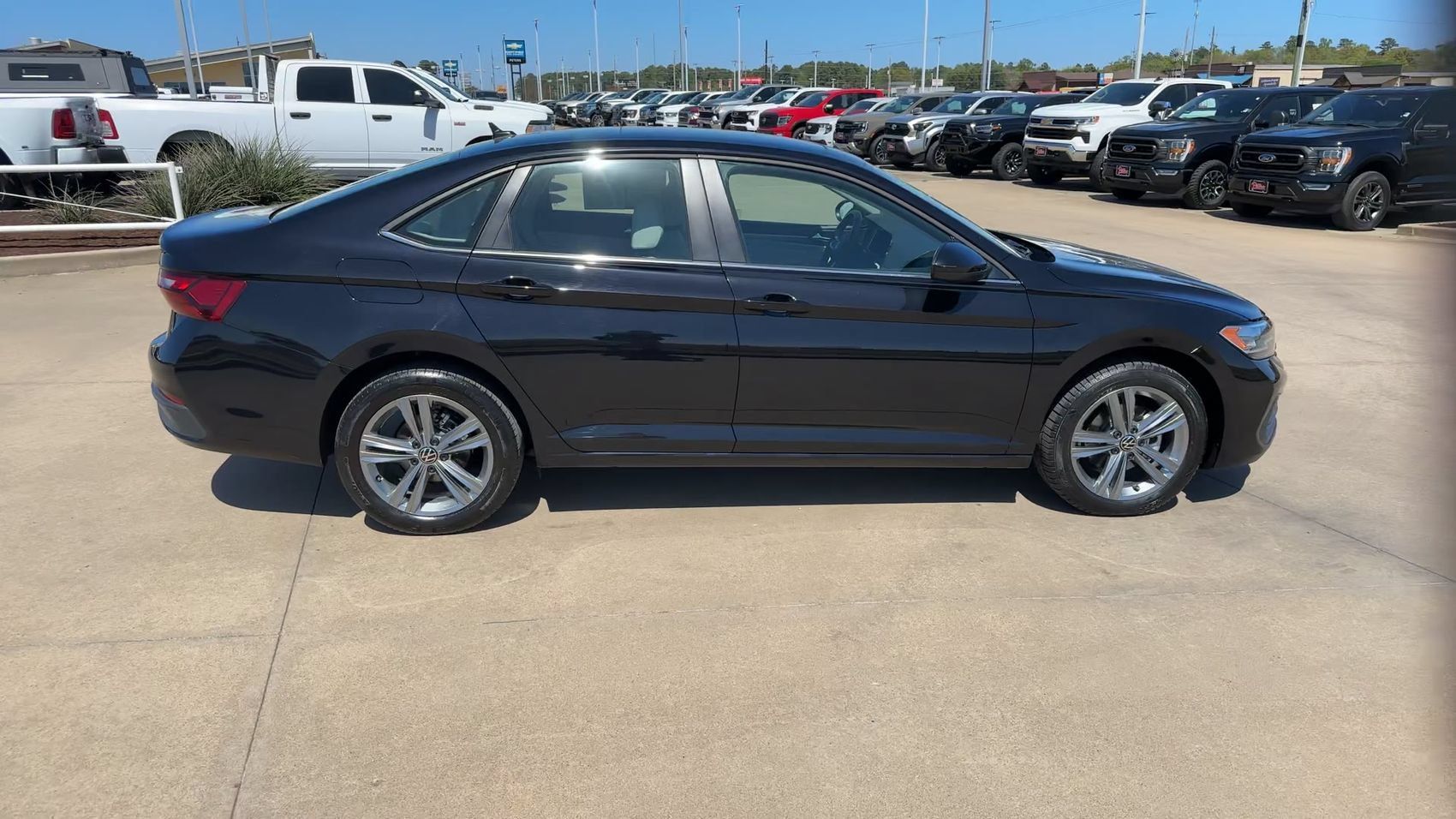 Used 2024 Volkswagen Jetta SE FWD image 2