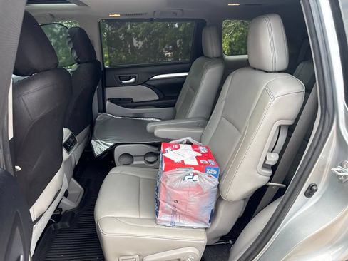 Used 2017 Toyota Highlander XLE FWD image 25