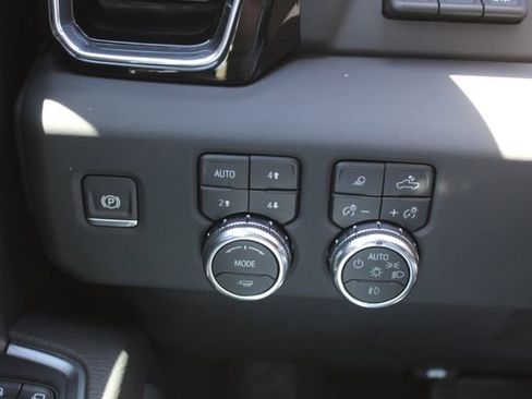 Used 2024 GMC Sierra 2500 Denali w/ Denali Reserve Package AWD/4WD image 27