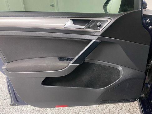 Used 2016 Volkswagen e-Golf SE w/ DC Fast Charging Package image 10