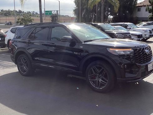 Used 2025 Ford Explorer ST-Line w/ ST-Line Street Pack image 4