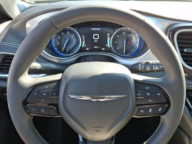 Used 2025 Chrysler Pacifica Limited FWD image 19