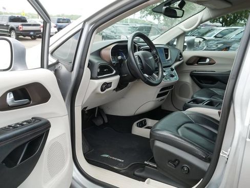 Used 2017 Chrysler Pacifica Premium FWD image 12
